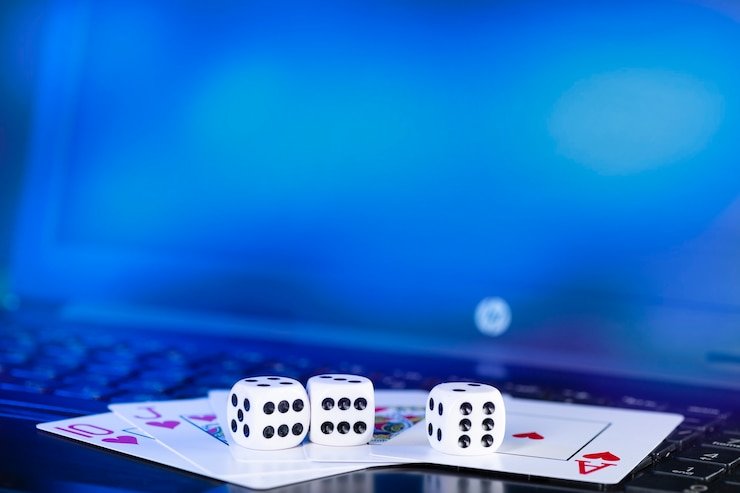 Pengguna memeriksa keamanan akun saat berpartisipasi dalam event dengan perangkat mobile